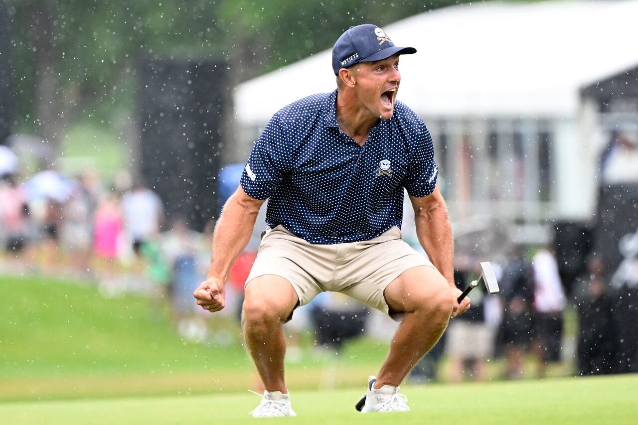 default-242 A men's golfer celebrates.